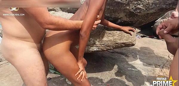  Gangbang com Novinha Leona Senna Perdida em Praia no Meio do Mato Tirando Leites de Velhos e estranhos ( Completo no Red)